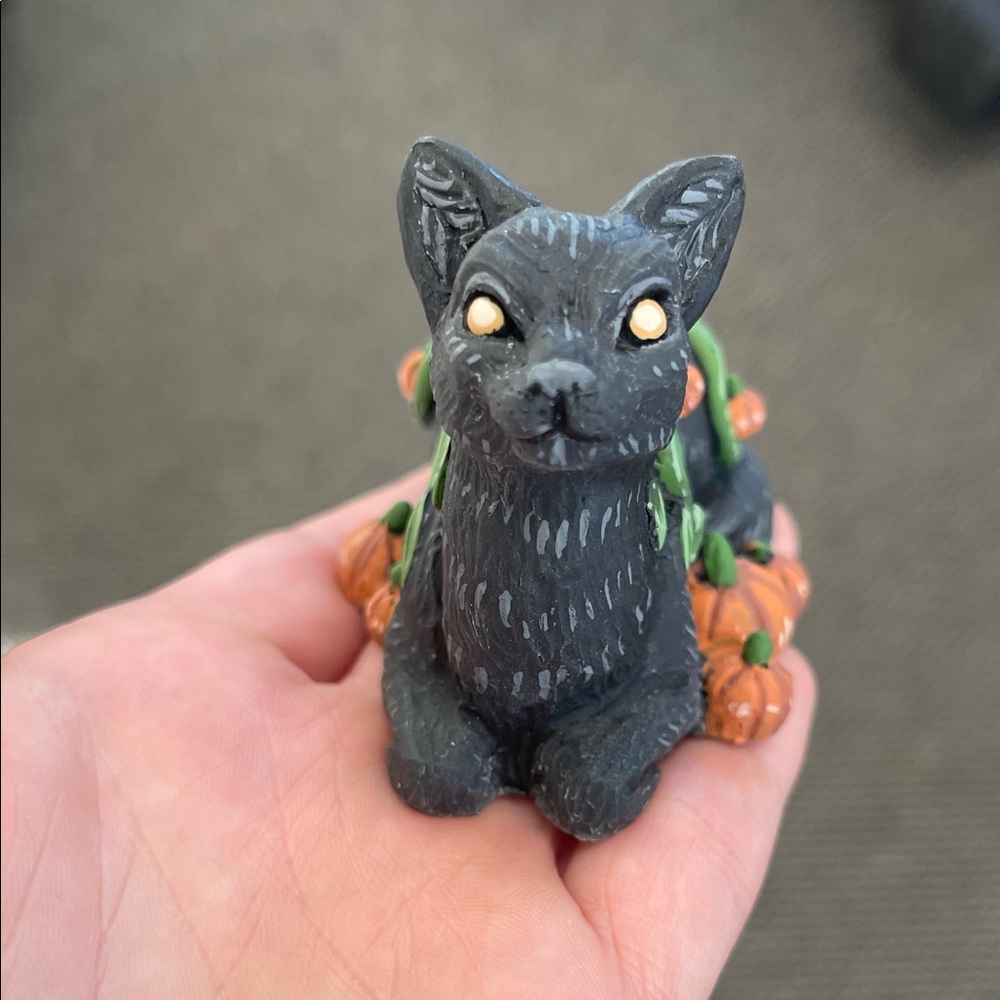 Hand-Painted Black Pumpkin Vine Cat Figurine - Decorative Pet-Themed Accent - Picture 2 of 5
